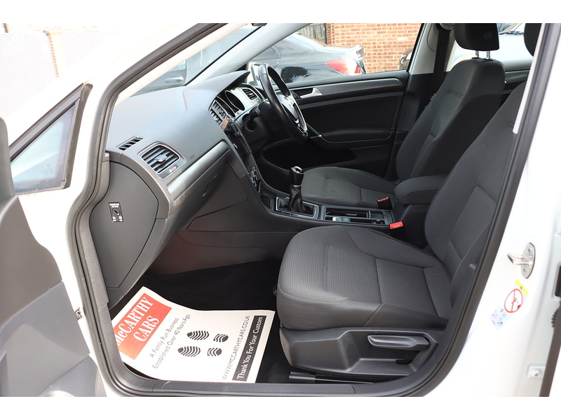 Volkswagen 1.0 TSI BLUEMOTION TECH SE NAV HATCHBACK 5DR PETROL MANUAL SAT NAV BLUETOOTH DAB STEREO REAR CAMERA PARKING AIDS SAME OWNER FOR 5 YEARS 66000 MILES SH 72-74 Mitcham Road