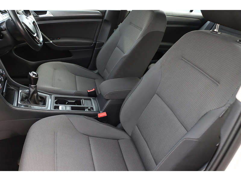 Volkswagen 1.0 TSI BLUEMOTION TECH SE NAV HATCHBACK 5DR PETROL MANUAL SAT NAV BLUETOOTH DAB STEREO REAR CAMERA PARKING AIDS SAME OWNER FOR 5 YEARS 66000 MILES SH 72-74 Mitcham Road