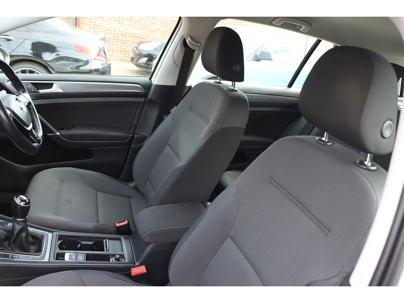 Volkswagen 1.0 TSI BLUEMOTION TECH SE NAV HATCHBACK 5DR PETROL MANUAL SAT NAV BLUETOOTH DAB STEREO REAR CAMERA PARKING AIDS SAME OWNER FOR 5 YEARS 66000 MILES SH 72-74 Mitcham Road