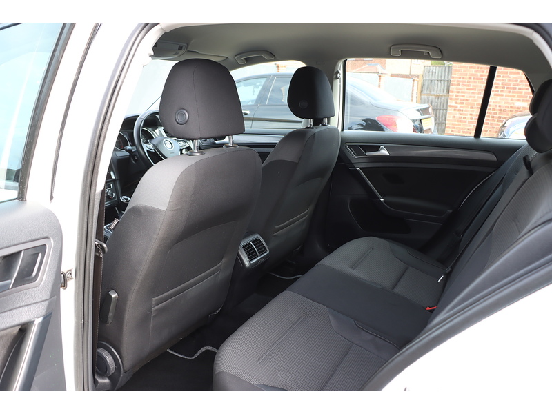 Volkswagen 1.0 TSI BLUEMOTION TECH SE NAV HATCHBACK 5DR PETROL MANUAL SAT NAV BLUETOOTH DAB STEREO REAR CAMERA PARKING AIDS SAME OWNER FOR 5 YEARS 66000 MILES SH 72-74 Mitcham Road