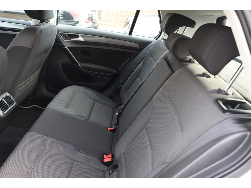 Volkswagen 1.0 TSI BLUEMOTION TECH SE NAV HATCHBACK 5DR PETROL MANUAL SAT NAV BLUETOOTH DAB STEREO REAR CAMERA PARKING AIDS SAME OWNER FOR 5 YEARS 66000 MILES SH 72-74 Mitcham Road