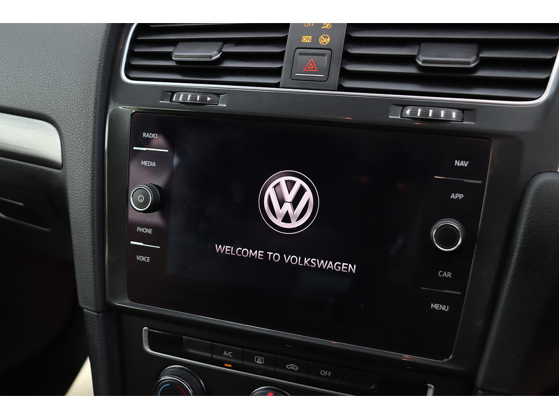 Volkswagen 1.0 TSI BLUEMOTION TECH SE NAV HATCHBACK 5DR PETROL MANUAL SAT NAV BLUETOOTH DAB STEREO REAR CAMERA PARKING AIDS SAME OWNER FOR 5 YEARS 66000 MILES SH 72-74 Mitcham Road