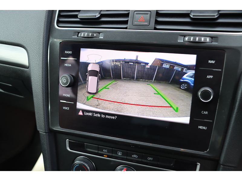 Volkswagen 1.0 TSI BLUEMOTION TECH SE NAV HATCHBACK 5DR PETROL MANUAL SAT NAV BLUETOOTH DAB STEREO REAR CAMERA PARKING AIDS SAME OWNER FOR 5 YEARS 66000 MILES SH 72-74 Mitcham Road