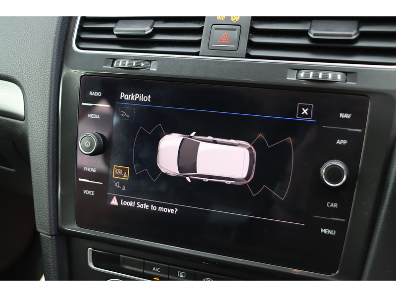 Volkswagen 1.0 TSI BLUEMOTION TECH SE NAV HATCHBACK 5DR PETROL MANUAL SAT NAV BLUETOOTH DAB STEREO REAR CAMERA PARKING AIDS SAME OWNER FOR 5 YEARS 66000 MILES SH 72-74 Mitcham Road