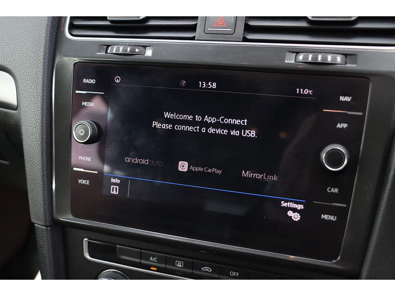 Volkswagen 1.0 TSI BLUEMOTION TECH SE NAV HATCHBACK 5DR PETROL MANUAL SAT NAV BLUETOOTH DAB STEREO REAR CAMERA PARKING AIDS SAME OWNER FOR 5 YEARS 66000 MILES SH 72-74 Mitcham Road