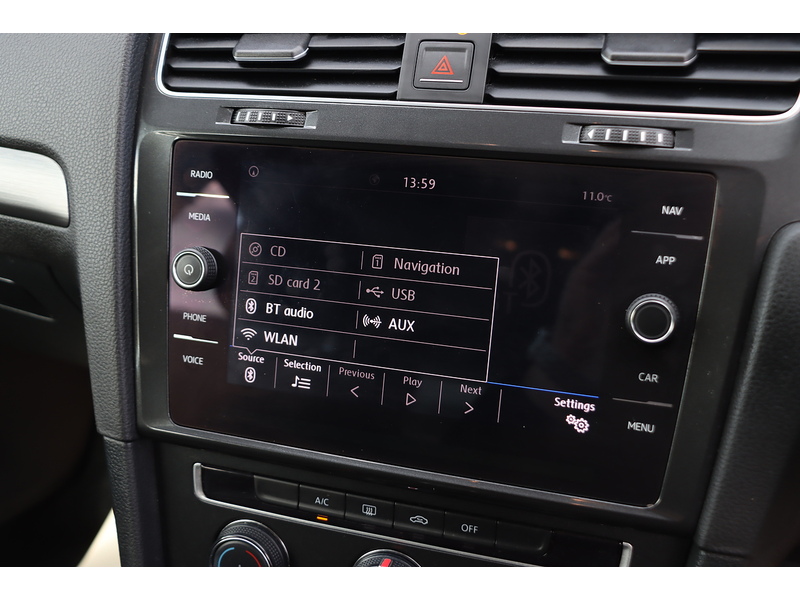 Volkswagen 1.0 TSI BLUEMOTION TECH SE NAV HATCHBACK 5DR PETROL MANUAL SAT NAV BLUETOOTH DAB STEREO REAR CAMERA PARKING AIDS SAME OWNER FOR 5 YEARS 66000 MILES SH 72-74 Mitcham Road