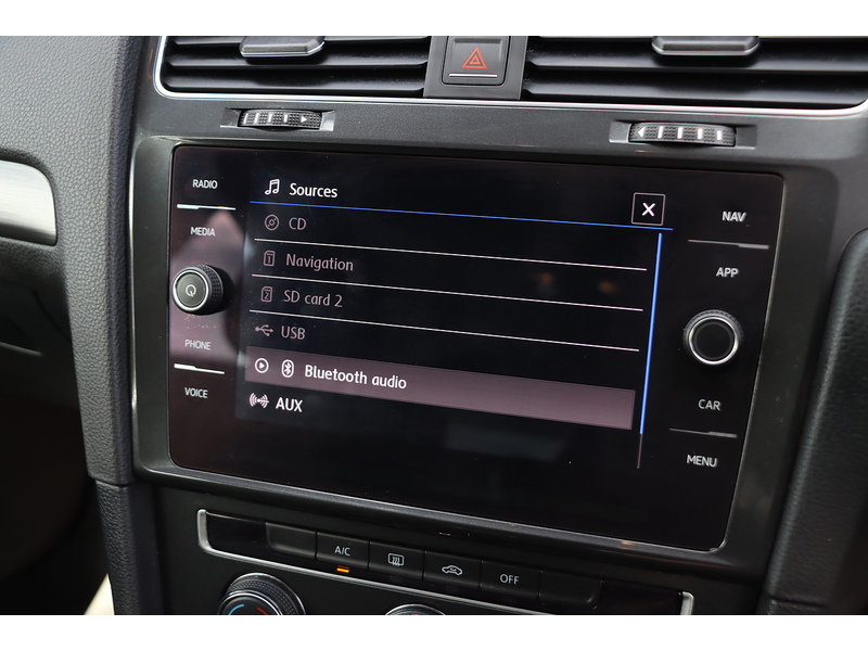 Volkswagen 1.0 TSI BLUEMOTION TECH SE NAV HATCHBACK 5DR PETROL MANUAL SAT NAV BLUETOOTH DAB STEREO REAR CAMERA PARKING AIDS SAME OWNER FOR 5 YEARS 66000 MILES SH 72-74 Mitcham Road