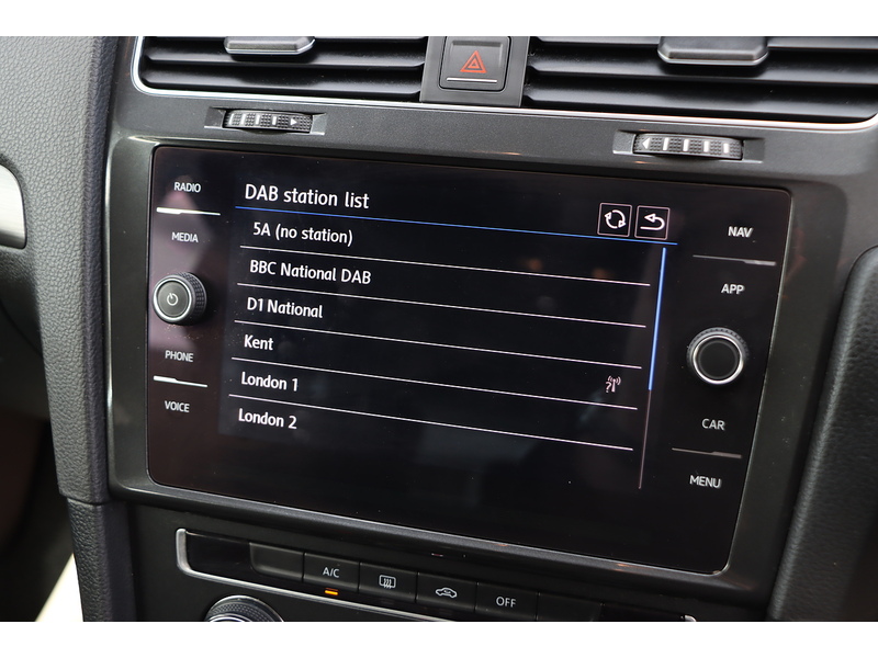 Volkswagen 1.0 TSI BLUEMOTION TECH SE NAV HATCHBACK 5DR PETROL MANUAL SAT NAV BLUETOOTH DAB STEREO REAR CAMERA PARKING AIDS SAME OWNER FOR 5 YEARS 66000 MILES SH 72-74 Mitcham Road