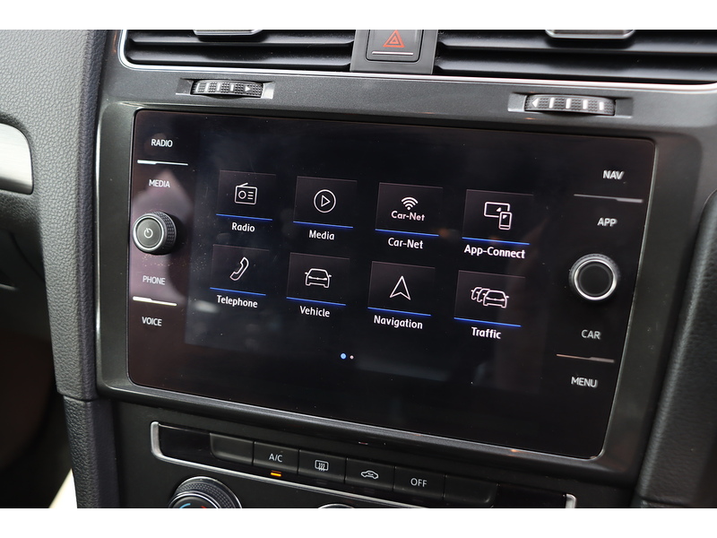 Volkswagen 1.0 TSI BLUEMOTION TECH SE NAV HATCHBACK 5DR PETROL MANUAL SAT NAV BLUETOOTH DAB STEREO REAR CAMERA PARKING AIDS SAME OWNER FOR 5 YEARS 66000 MILES SH 72-74 Mitcham Road