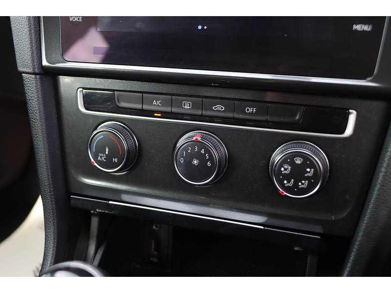 Volkswagen 1.0 TSI BLUEMOTION TECH SE NAV HATCHBACK 5DR PETROL MANUAL SAT NAV BLUETOOTH DAB STEREO REAR CAMERA PARKING AIDS SAME OWNER FOR 5 YEARS 66000 MILES SH 72-74 Mitcham Road