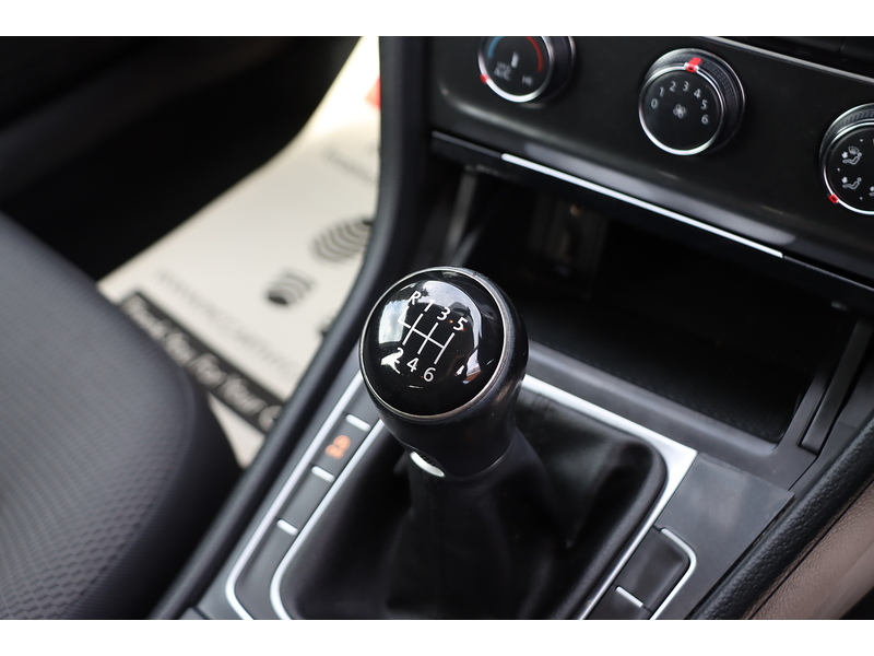 Volkswagen 1.0 TSI BLUEMOTION TECH SE NAV HATCHBACK 5DR PETROL MANUAL SAT NAV BLUETOOTH DAB STEREO REAR CAMERA PARKING AIDS SAME OWNER FOR 5 YEARS 66000 MILES SH 72-74 Mitcham Road