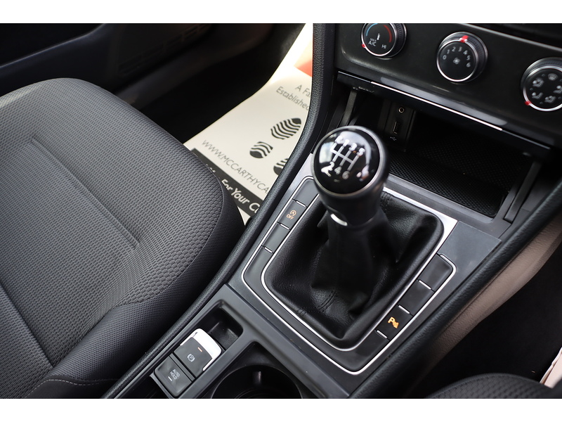 Volkswagen 1.0 TSI BLUEMOTION TECH SE NAV HATCHBACK 5DR PETROL MANUAL SAT NAV BLUETOOTH DAB STEREO REAR CAMERA PARKING AIDS SAME OWNER FOR 5 YEARS 66000 MILES SH 72-74 Mitcham Road