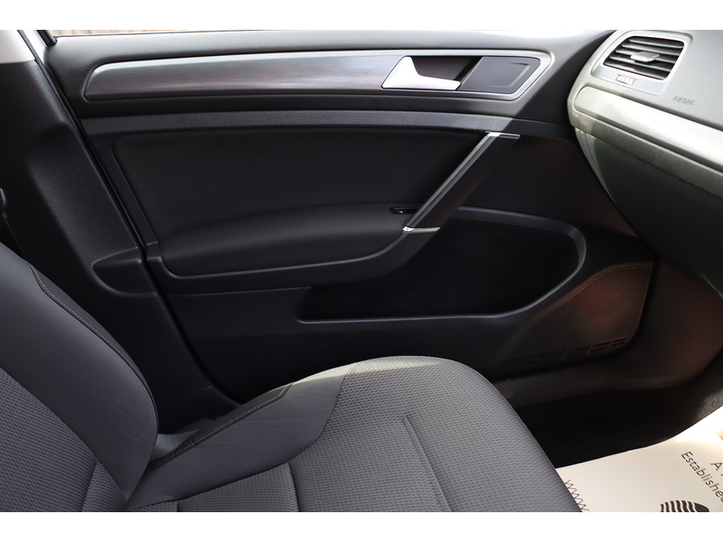 Volkswagen 1.0 TSI BLUEMOTION TECH SE NAV HATCHBACK 5DR PETROL MANUAL SAT NAV BLUETOOTH DAB STEREO REAR CAMERA PARKING AIDS SAME OWNER FOR 5 YEARS 66000 MILES SH 72-74 Mitcham Road