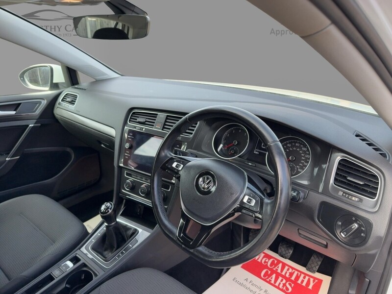 Volkswagen 1.0 TSI BLUEMOTION TECH SE NAV HATCHBACK 5DR PETROL MANUAL SAT NAV BLUETOOTH DAB STEREO REAR CAMERA PARKING AIDS SAME OWNER FOR 5 YEARS 66000 MILES SH 72-74 Mitcham Road