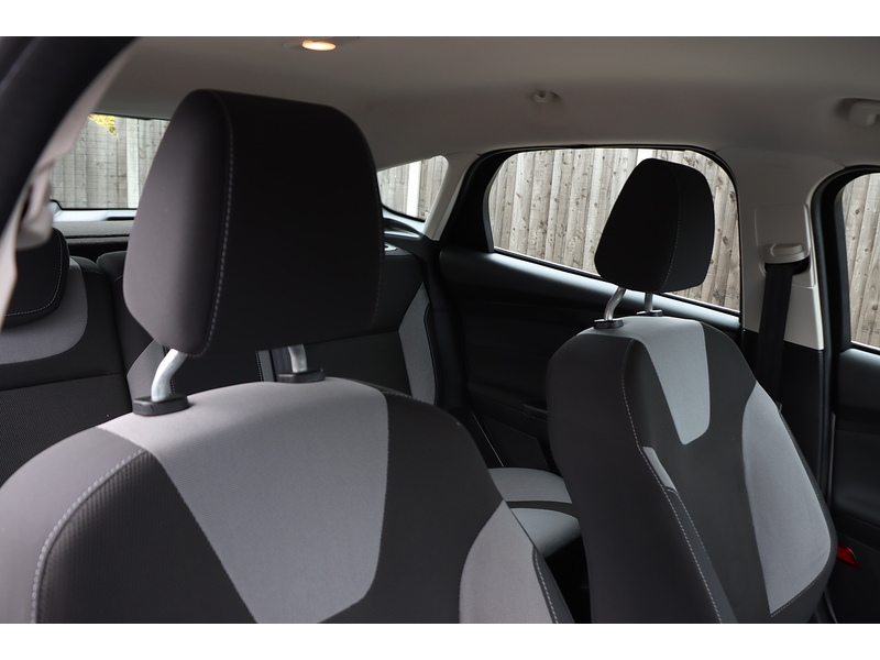 Ford 1.6 ZETEC HATCHBACK 5DR PETROL POWERSHIFT AUTO BLUETOOTH DAB STEREO CD PLAYER USB INPUT PARKING AIDS ONLY 24000 MILES FSH 9 SERVICES NO ULEZ CHARGE 72-74 Mitcham Road