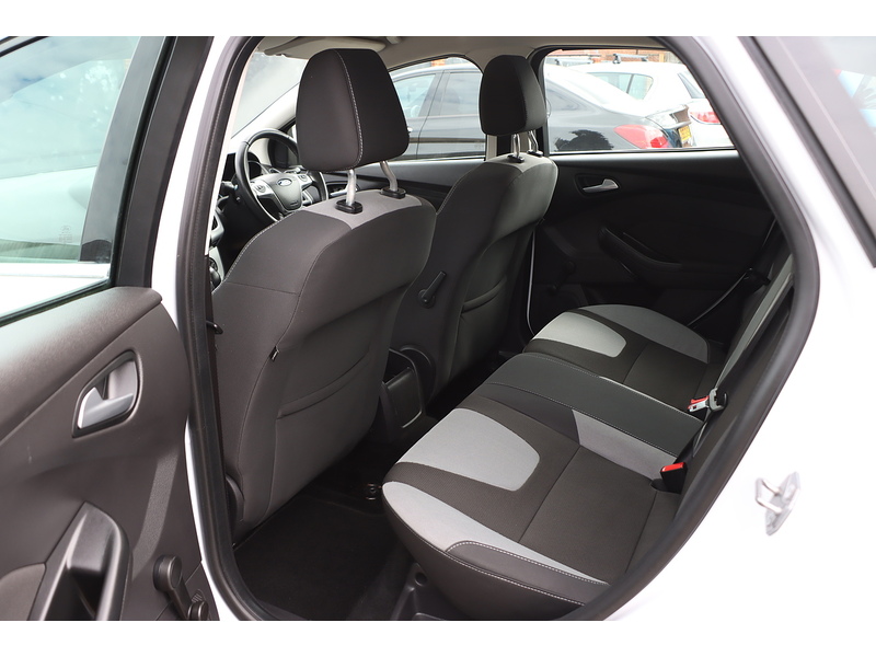 Ford 1.6 ZETEC HATCHBACK 5DR PETROL POWERSHIFT AUTO BLUETOOTH DAB STEREO CD PLAYER USB INPUT PARKING AIDS ONLY 24000 MILES FSH 9 SERVICES NO ULEZ CHARGE 72-74 Mitcham Road