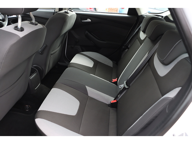 Ford 1.6 ZETEC HATCHBACK 5DR PETROL POWERSHIFT AUTO BLUETOOTH DAB STEREO CD PLAYER USB INPUT PARKING AIDS ONLY 24000 MILES FSH 9 SERVICES NO ULEZ CHARGE 72-74 Mitcham Road