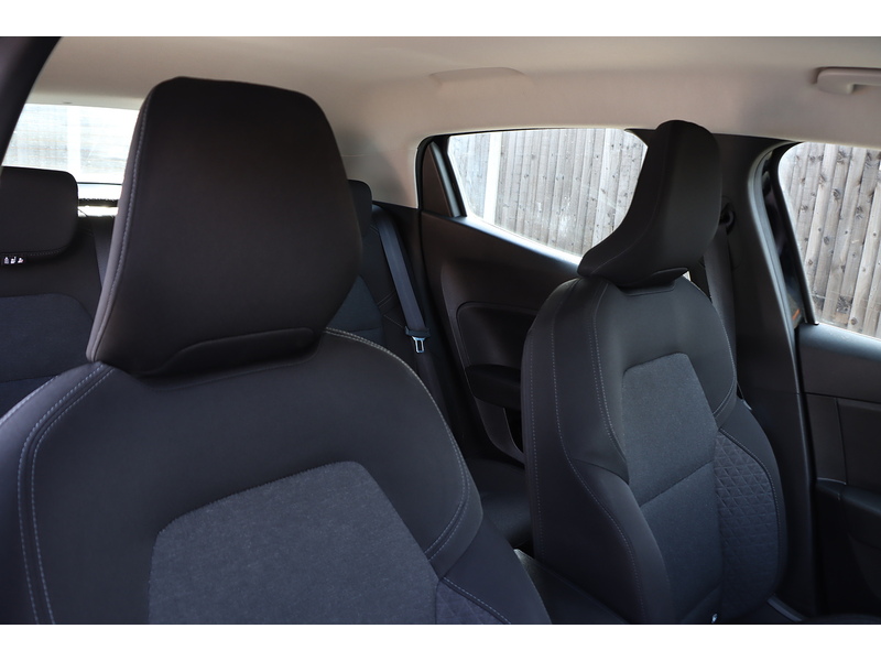 Renault 1.0 TCE ICONIC HATCHBACK 5DR PETROL MANUAL SATNAV BLUETOOTH DAB STEREO USB INPUT PARKING AIDS JUST 1 OWNER FROM NEW ONLY 30000 MILES SH NO ULEZ CHARGE 72-74 Mitcham Road