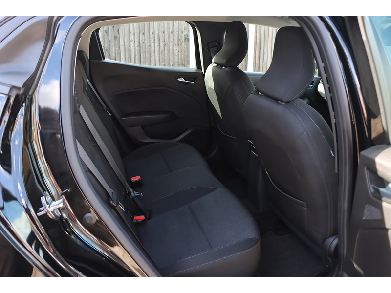 Renault 1.0 TCE ICONIC HATCHBACK 5DR PETROL MANUAL SATNAV BLUETOOTH DAB STEREO USB INPUT PARKING AIDS JUST 1 OWNER FROM NEW ONLY 30000 MILES SH NO ULEZ CHARGE 72-74 Mitcham Road