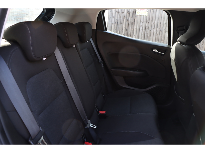 Renault 1.0 TCE ICONIC HATCHBACK 5DR PETROL MANUAL SATNAV BLUETOOTH DAB STEREO USB INPUT PARKING AIDS JUST 1 OWNER FROM NEW ONLY 30000 MILES SH NO ULEZ CHARGE 72-74 Mitcham Road