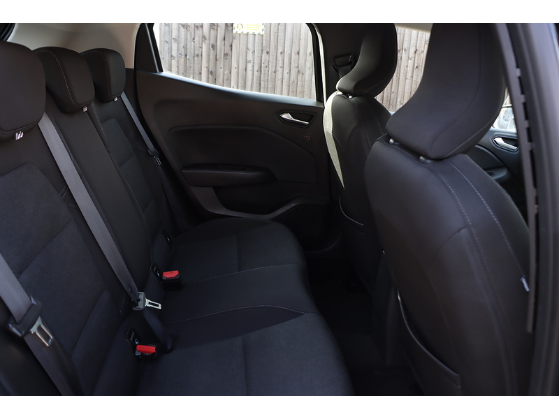Renault 1.0 TCE ICONIC HATCHBACK 5DR PETROL MANUAL SATNAV BLUETOOTH DAB STEREO USB INPUT PARKING AIDS JUST 1 OWNER FROM NEW ONLY 30000 MILES SH NO ULEZ CHARGE 72-74 Mitcham Road