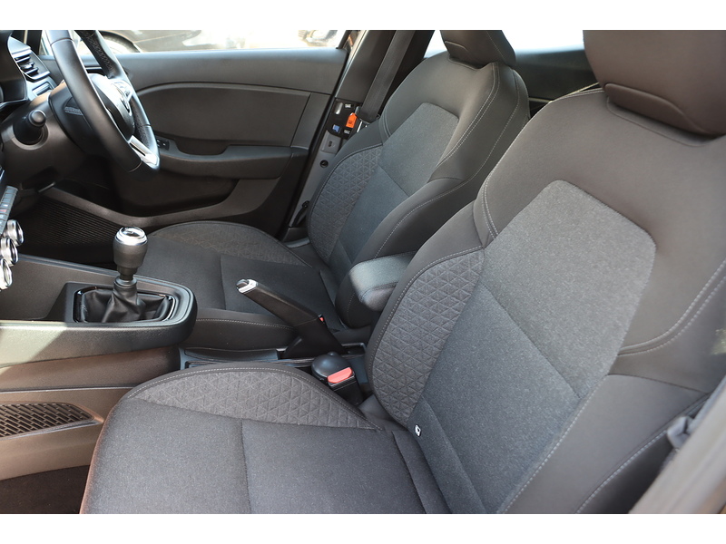 Renault 1.0 TCE ICONIC HATCHBACK 5DR PETROL MANUAL SATNAV BLUETOOTH DAB STEREO USB INPUT PARKING AIDS JUST 1 OWNER FROM NEW ONLY 30000 MILES SH NO ULEZ CHARGE 72-74 Mitcham Road