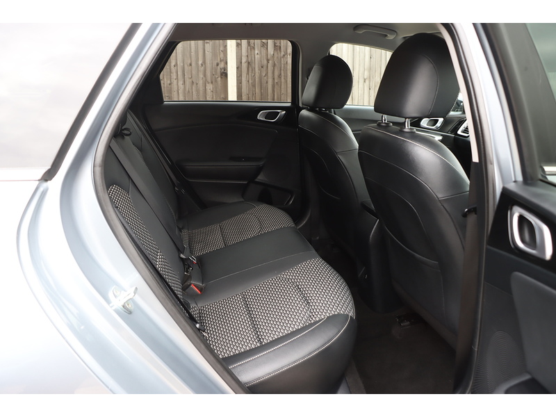 Kia 1.5 T-GDI 3 SPORTSWAGON 5DR PETROL MANUAL SAT NAV BLUETOOTH DAB STEREO APPLE CARPLAY REAR CAMERA WITH PARKING AIDS JUST 2 OWNERS ONLY 34000 MILES SH 72-74 Mitcham Road