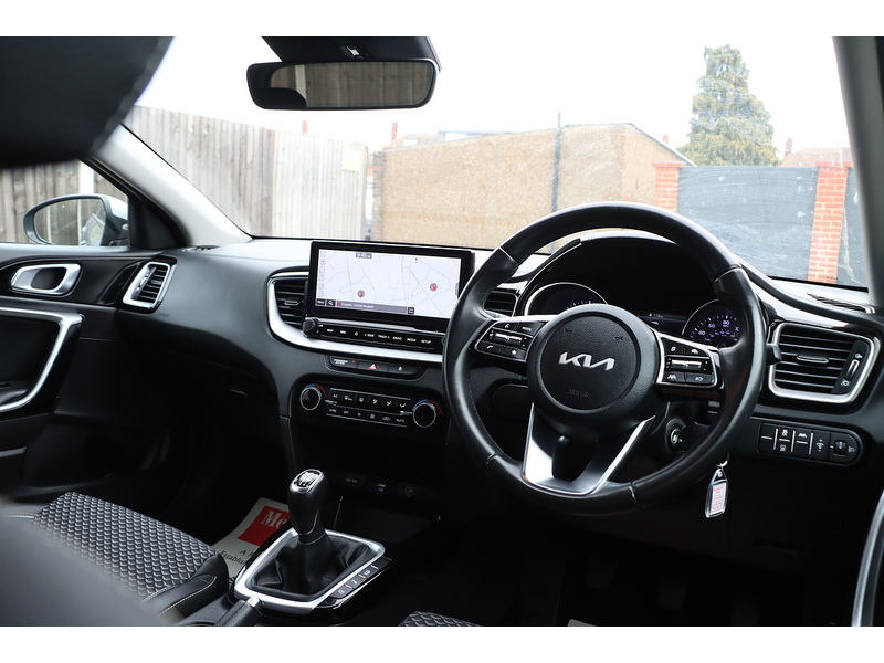 Kia 1.5 T-GDI 3 SPORTSWAGON 5DR PETROL MANUAL SAT NAV BLUETOOTH DAB STEREO APPLE CARPLAY REAR CAMERA WITH PARKING AIDS JUST 2 OWNERS ONLY 34000 MILES SH 72-74 Mitcham Road