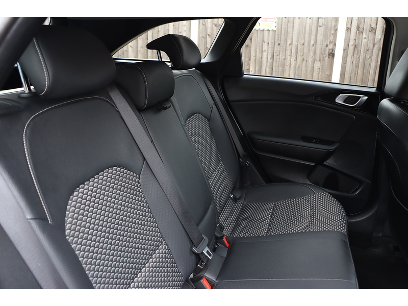 Kia 1.5 T-GDI 3 SPORTSWAGON 5DR PETROL MANUAL SAT NAV BLUETOOTH DAB STEREO APPLE CARPLAY REAR CAMERA WITH PARKING AIDS JUST 2 OWNERS ONLY 34000 MILES SH 72-74 Mitcham Road