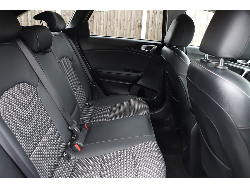 Kia 1.5 T-GDI 3 SPORTSWAGON 5DR PETROL MANUAL SAT NAV BLUETOOTH DAB STEREO APPLE CARPLAY REAR CAMERA WITH PARKING AIDS JUST 2 OWNERS ONLY 34000 MILES SH 72-74 Mitcham Road
