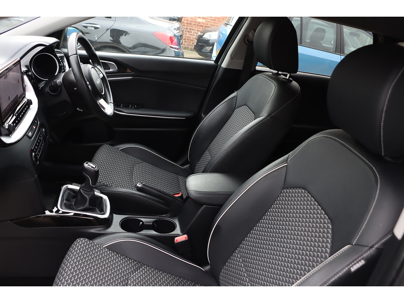 Kia 1.5 T-GDI 3 SPORTSWAGON 5DR PETROL MANUAL SAT NAV BLUETOOTH DAB STEREO APPLE CARPLAY REAR CAMERA WITH PARKING AIDS JUST 2 OWNERS ONLY 34000 MILES SH 72-74 Mitcham Road