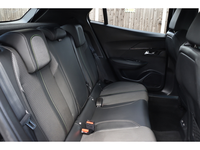 Peugeot 1.2 PURETECH GT SUV 5DR PETROL EAT AUTO HEATED SEATS SAT NAV BLUETOOTH DAB STEREO APPLE CARPLAY REAR CAMERA PARKING AIDS 1 OWNER ONLY 64000 MILES SH 72-74 Mitcham Road