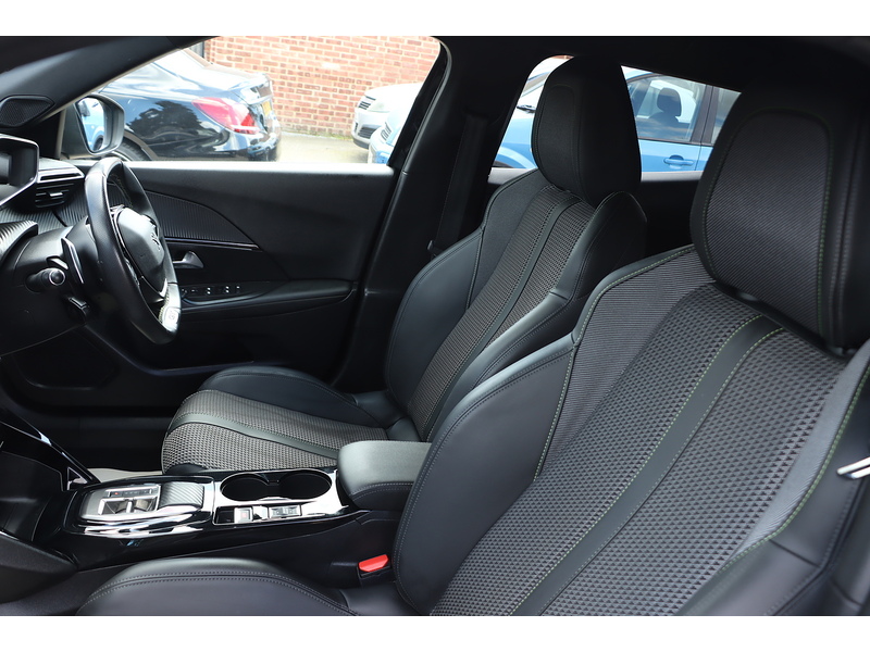Peugeot 1.2 PURETECH GT SUV 5DR PETROL EAT AUTO HEATED SEATS SAT NAV BLUETOOTH DAB STEREO APPLE CARPLAY REAR CAMERA PARKING AIDS 1 OWNER ONLY 64000 MILES SH 72-74 Mitcham Road
