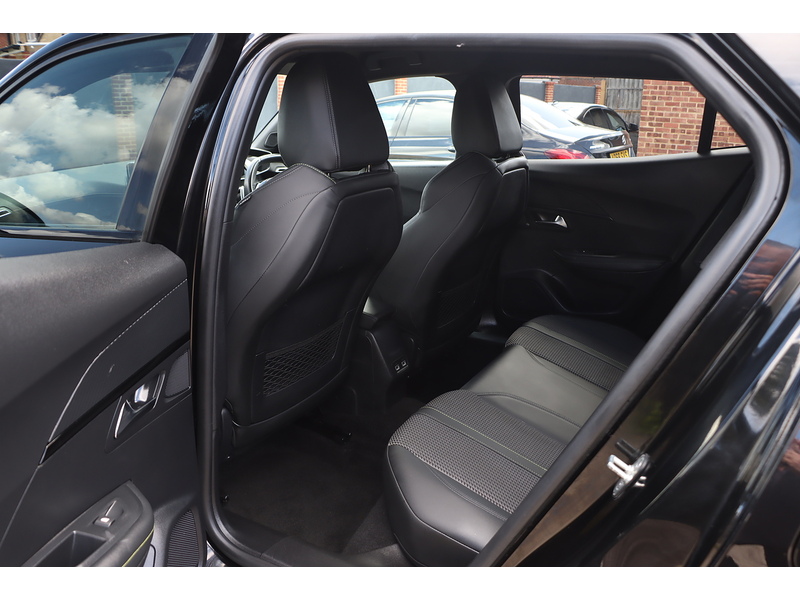 Peugeot 1.2 PURETECH GT SUV 5DR PETROL EAT AUTO HEATED SEATS SAT NAV BLUETOOTH DAB STEREO APPLE CARPLAY REAR CAMERA PARKING AIDS 1 OWNER ONLY 64000 MILES SH 72-74 Mitcham Road