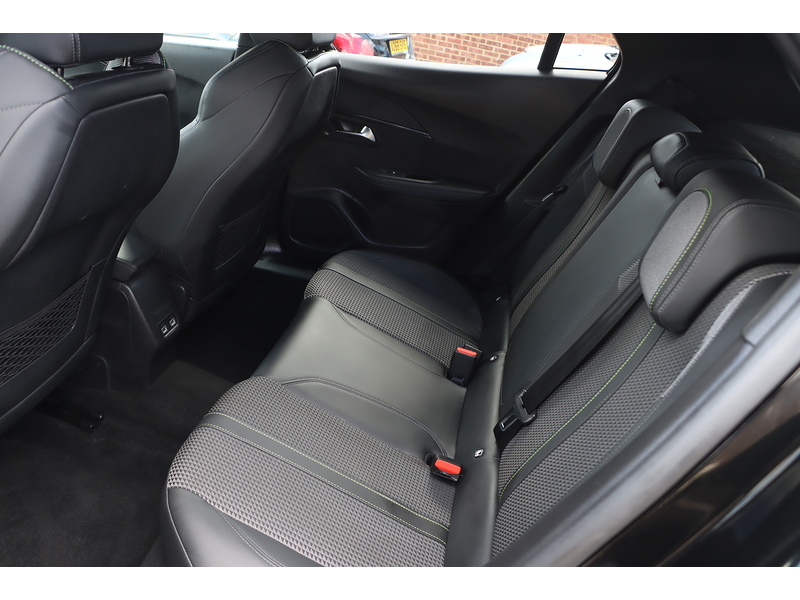 Peugeot 1.2 PURETECH GT SUV 5DR PETROL EAT AUTO HEATED SEATS SAT NAV BLUETOOTH DAB STEREO APPLE CARPLAY REAR CAMERA PARKING AIDS 1 OWNER ONLY 64000 MILES SH 72-74 Mitcham Road