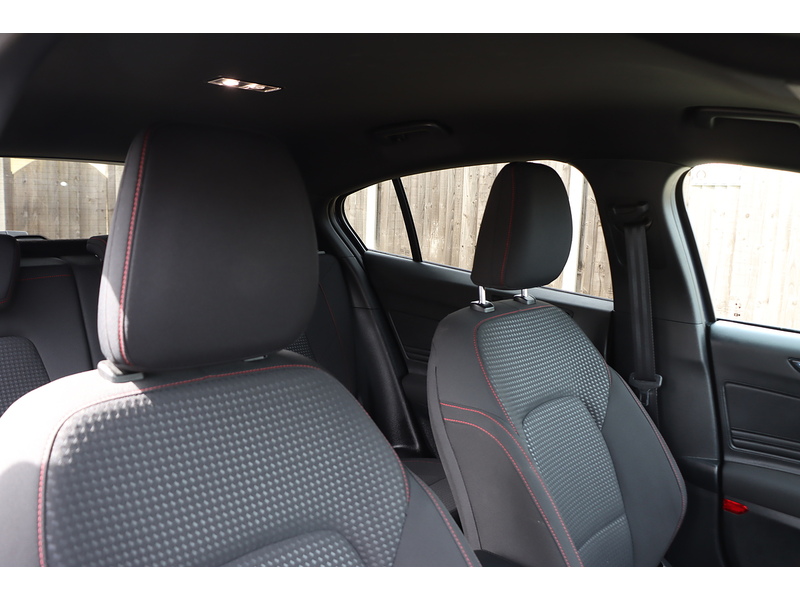 Ford 1.0T ECOBOOST ST-LINE HATCHBACK 5DR PETROL MANUAL SAT NAV BLUETOOTH DAB STEREO APPLE CARPLAY PARKING AIDS 2 OWNERS ONLY 58000 MILES SH NO ULEZ CHARGE 72-74 Mitcham Road