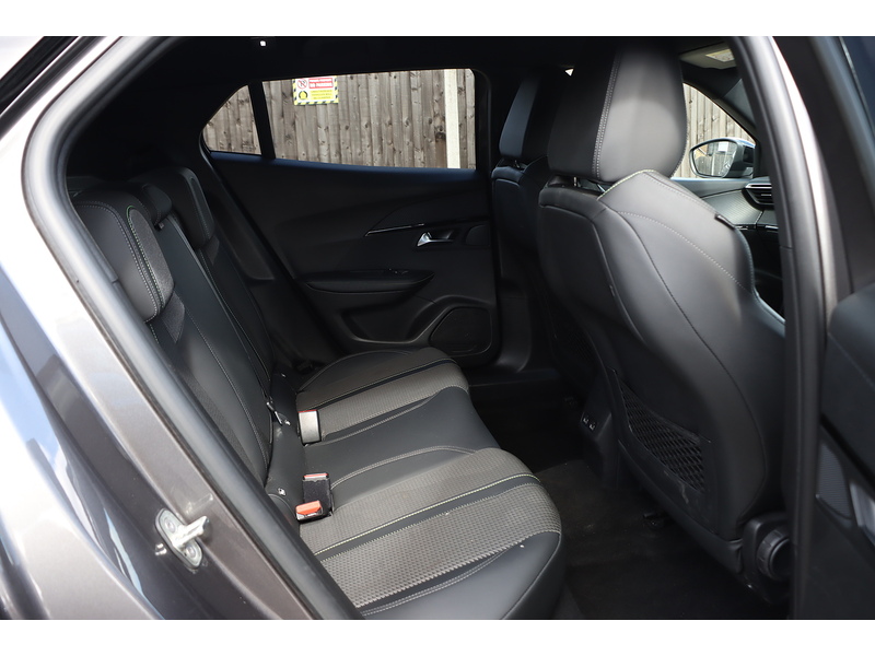 Peugeot 1.2 PURETECH GT SUV 5DR PETROL EAT AUTO HEATED SEATS SAT NAV BLUETOOTH DAB STEREO APPLE CARPLAY REAR CAMERA PARKING AIDS JUST 1 OWNER 62000 MILES SH 72-74 Mitcham Road