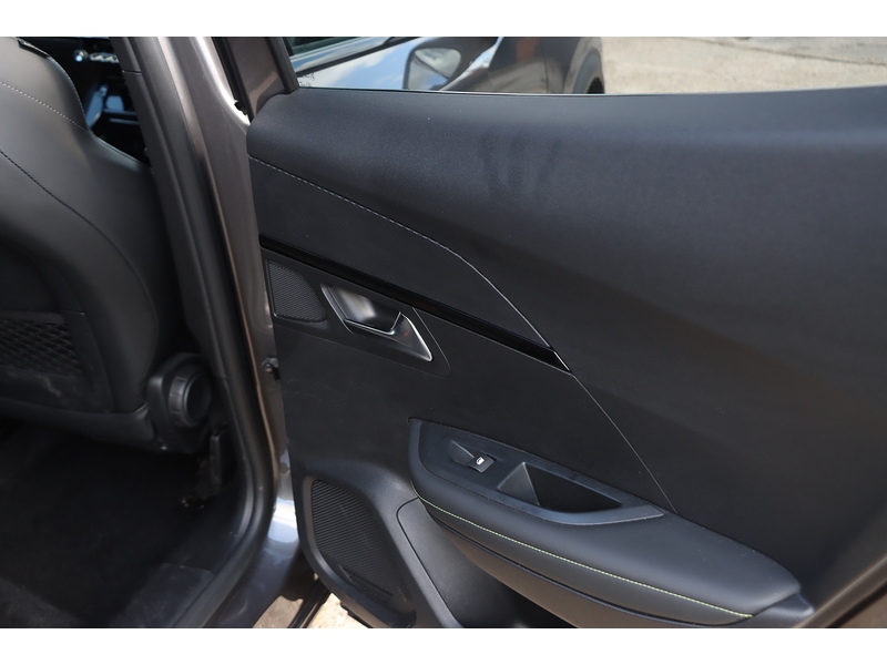 Peugeot 1.2 PURETECH GT SUV 5DR PETROL EAT AUTO HEATED SEATS SAT NAV BLUETOOTH DAB STEREO APPLE CARPLAY REAR CAMERA PARKING AIDS JUST 1 OWNER 62000 MILES SH 72-74 Mitcham Road