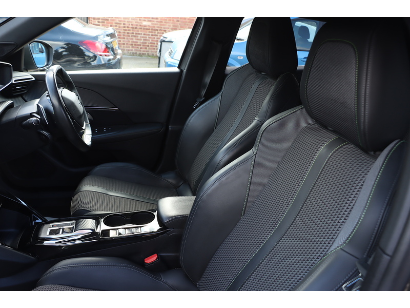 Peugeot 1.2 PURETECH GT SUV 5DR PETROL EAT AUTO HEATED SEATS SAT NAV BLUETOOTH DAB STEREO APPLE CARPLAY REAR CAMERA PARKING AIDS JUST 1 OWNER 62000 MILES SH 72-74 Mitcham Road