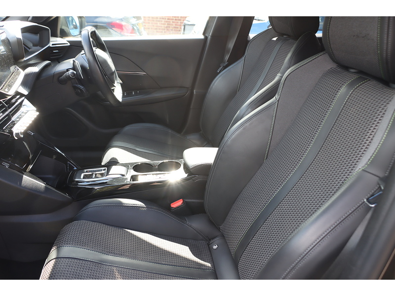 Peugeot 1.2 PURETECH GT SUV 5DR PETROL EAT AUTO HEATED SEATS SAT NAV BLUETOOTH DAB STEREO APPLE CARPLAY REAR CAMERA PARKING AIDS JUST 1 OWNER 62000 MILES SH 72-74 Mitcham Road
