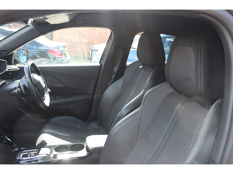 Peugeot 1.2 PURETECH GT SUV 5DR PETROL EAT AUTO HEATED SEATS SAT NAV BLUETOOTH DAB STEREO APPLE CARPLAY REAR CAMERA PARKING AIDS JUST 1 OWNER 62000 MILES SH 72-74 Mitcham Road