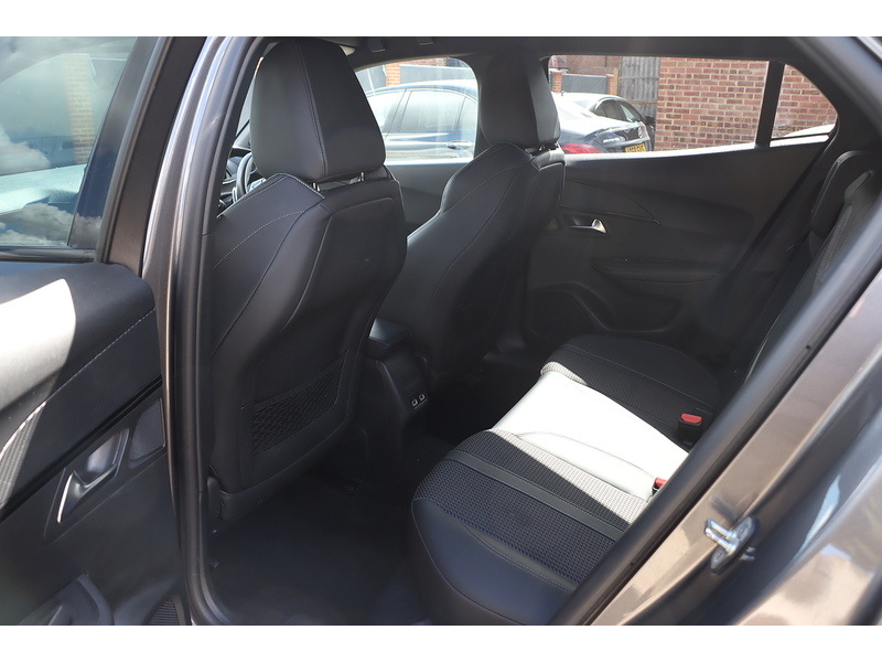 Peugeot 1.2 PURETECH GT SUV 5DR PETROL EAT AUTO HEATED SEATS SAT NAV BLUETOOTH DAB STEREO APPLE CARPLAY REAR CAMERA PARKING AIDS JUST 1 OWNER 62000 MILES SH 72-74 Mitcham Road