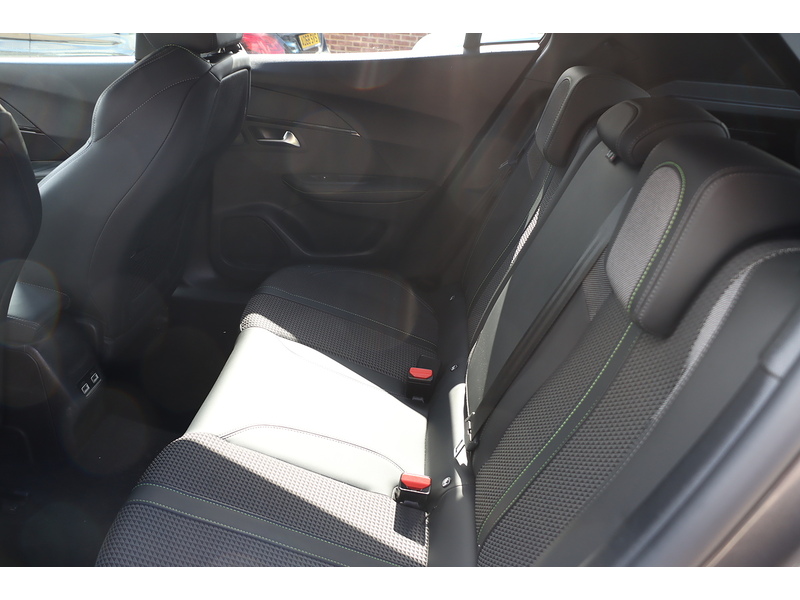 Peugeot 1.2 PURETECH GT SUV 5DR PETROL EAT AUTO HEATED SEATS SAT NAV BLUETOOTH DAB STEREO APPLE CARPLAY REAR CAMERA PARKING AIDS JUST 1 OWNER 62000 MILES SH 72-74 Mitcham Road