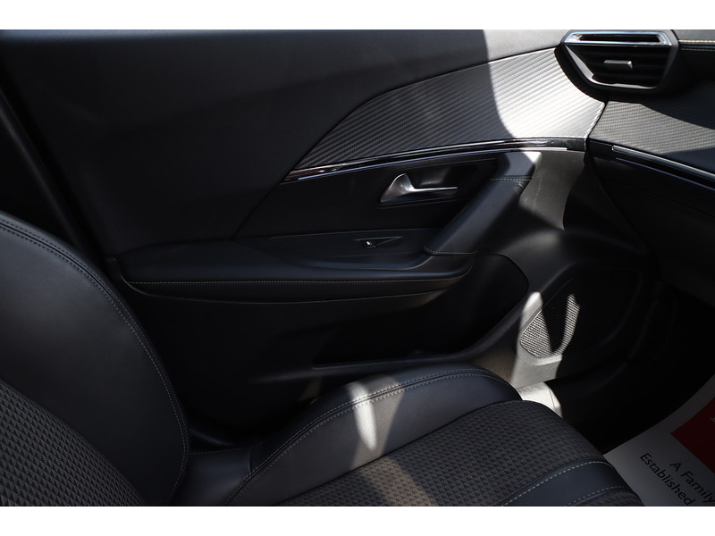 Peugeot 1.2 PURETECH GT SUV 5DR PETROL EAT AUTO HEATED SEATS SAT NAV BLUETOOTH DAB STEREO APPLE CARPLAY REAR CAMERA PARKING AIDS JUST 1 OWNER 62000 MILES SH 72-74 Mitcham Road