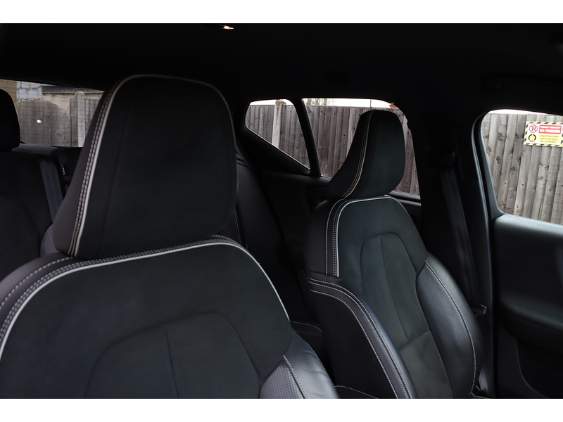 Volvo 2.0 T4 R-DESIGN SUV 5DR PETROL AUTO SATNAV BLUETOOTH DAB RADIO REAR & 360 CAMERA PARKING AIDS JUST 2 OWNERS SAME OWNER FOR 3 YEARS ONLY 60000 MILES SH 72-74 Mitcham Road
