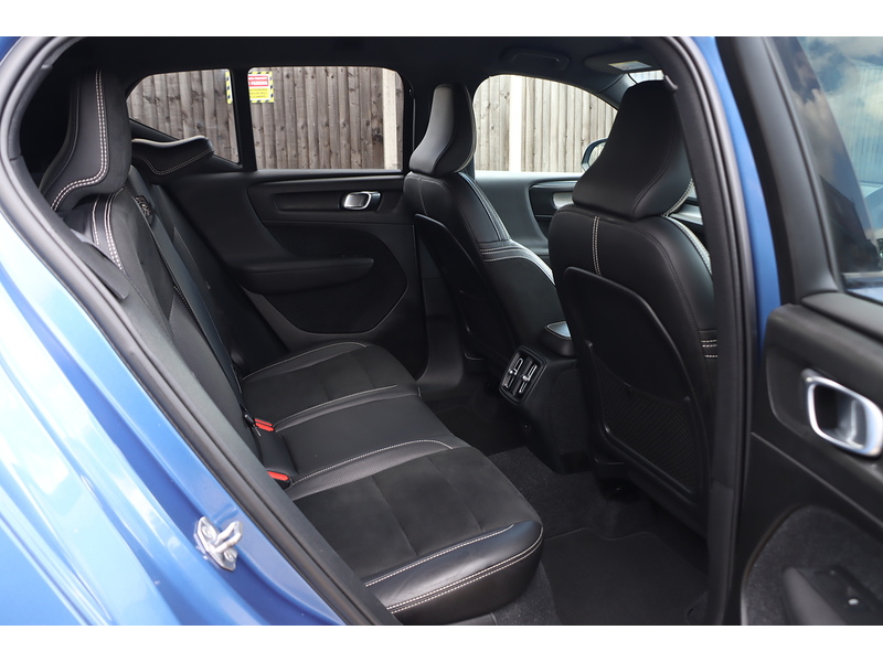 Volvo 2.0 T4 R-DESIGN SUV 5DR PETROL AUTO SATNAV BLUETOOTH DAB RADIO REAR & 360 CAMERA PARKING AIDS JUST 2 OWNERS SAME OWNER FOR 3 YEARS ONLY 60000 MILES SH 72-74 Mitcham Road