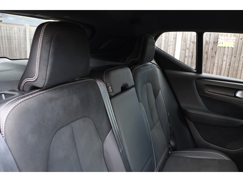 Volvo 2.0 T4 R-DESIGN SUV 5DR PETROL AUTO SATNAV BLUETOOTH DAB RADIO REAR & 360 CAMERA PARKING AIDS JUST 2 OWNERS SAME OWNER FOR 3 YEARS ONLY 60000 MILES SH 72-74 Mitcham Road