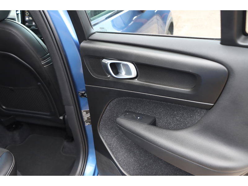Volvo 2.0 T4 R-DESIGN SUV 5DR PETROL AUTO SATNAV BLUETOOTH DAB RADIO REAR & 360 CAMERA PARKING AIDS JUST 2 OWNERS SAME OWNER FOR 3 YEARS ONLY 60000 MILES SH 72-74 Mitcham Road