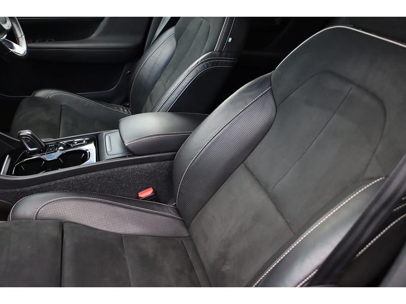 Volvo 2.0 T4 R-DESIGN SUV 5DR PETROL AUTO SATNAV BLUETOOTH DAB RADIO REAR & 360 CAMERA PARKING AIDS JUST 2 OWNERS SAME OWNER FOR 3 YEARS ONLY 60000 MILES SH 72-74 Mitcham Road