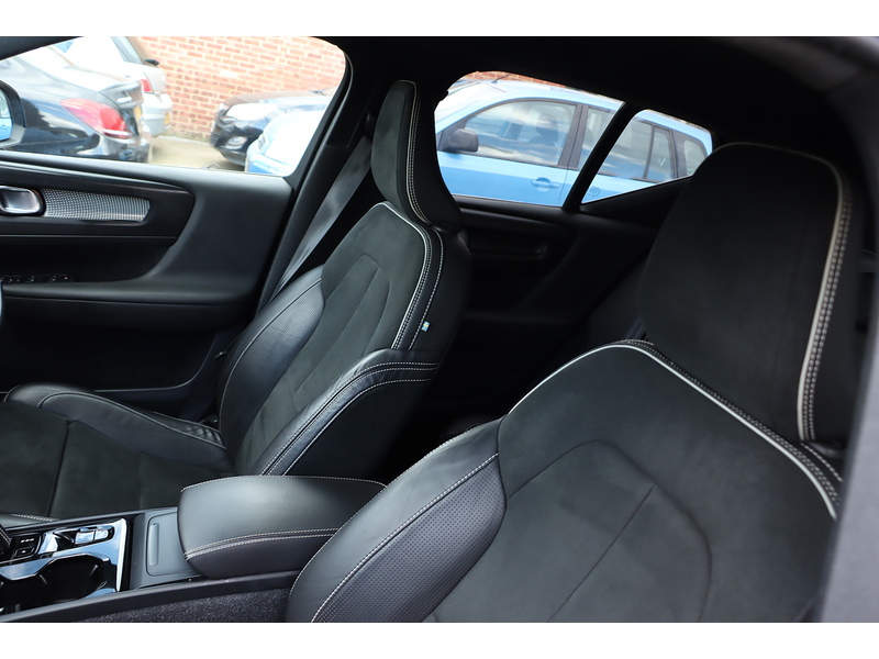 Volvo 2.0 T4 R-DESIGN SUV 5DR PETROL AUTO SATNAV BLUETOOTH DAB RADIO REAR & 360 CAMERA PARKING AIDS JUST 2 OWNERS SAME OWNER FOR 3 YEARS ONLY 60000 MILES SH 72-74 Mitcham Road